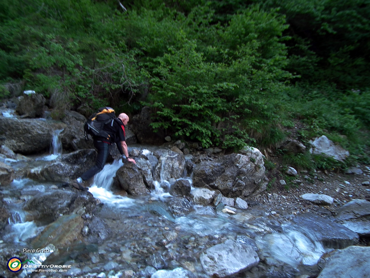 09 guadiamo un ruscello gonfio d'acqua....JPG